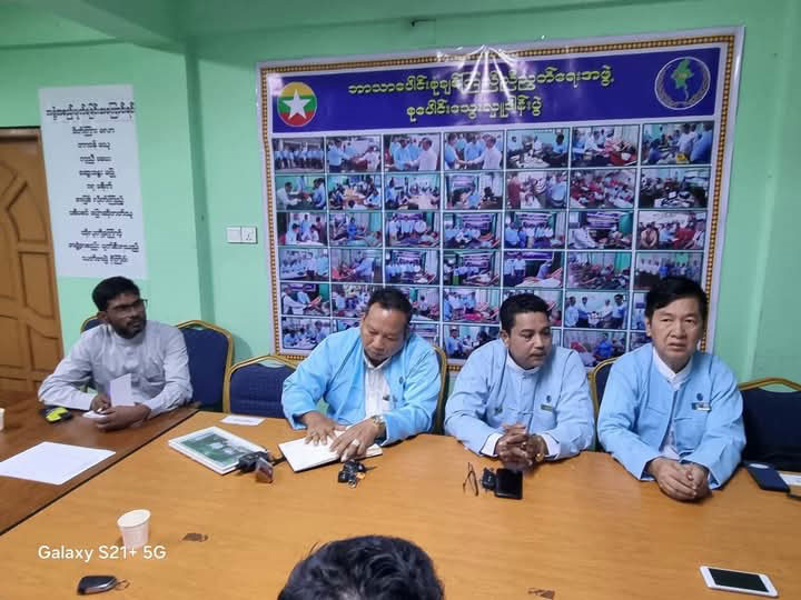 ပြည်ထောင်စုသမ္မတမြန်မာနိုင်ငံတော်ဘာသာပေါင်းစုံချစ်ကြည် ညီညွတ်ရေးအဖွဲ့ ရန်ကုန်တိုင်းဒေသကြီးဥက္ကဋ္ဌဦးထွန်းထွန်းဦး သည်တိုင်းဒေသကြီးရုံးခန်းမ၌ တိုင်း ဒေသကြီအလုပ်အမှုဆောင်များ နှင့် ဖွဲ့စည်းရန်ကျန်ရှိနေသေးသော ခရိုင်များမှ ဥက္ကဋ္ဌများ လုပ်ငန်းညှိနှိုင်းအစည်းအဝေးသို့တက်ရောက်